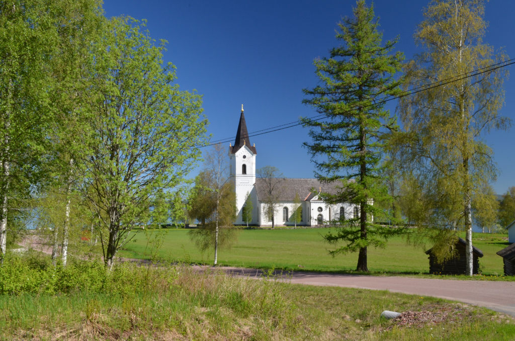 Ore kyrkan fr&aring;n utsidan p&aring; v&aring;ren